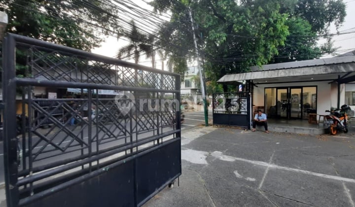 Tempat Usaha + Gudang + Parkiran Luas di Pinggir Jalan Kemang, Jaksel Ruang-Usaha di Kemang 850.0 M² Semi Furnished
