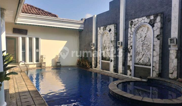 Rumah Hoek Mewah Furnish Kolam Renang Dekat Air Mancur Kebun Raya