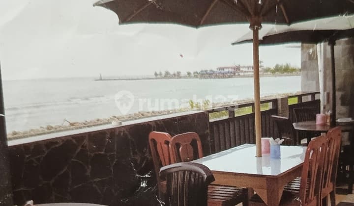 Rumah Makan Dengan Pemandangan Laut
