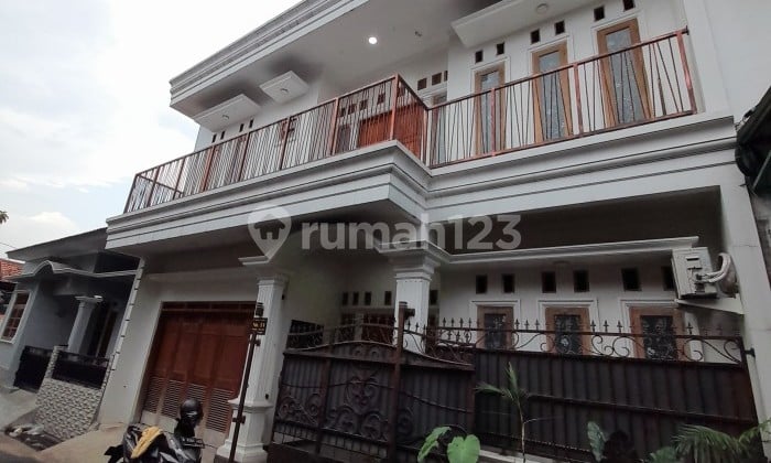 Rumah 3 Lantai Lokasi Strategis