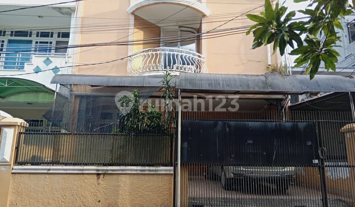 Rumah di Wijaya Kusuma Jelambar Dalam Komplek Tenang Aman Bebas Banjir