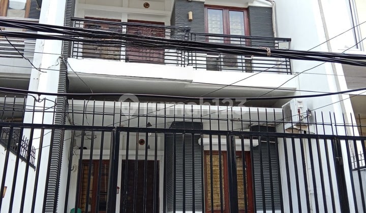 Rumah Susilo Grogol Rapi Siap Huni Banyak Kamar Dekat Trisakti