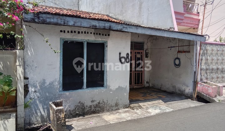 1-Story Old House in Pulo Macan Tomang Complex, One Gate System