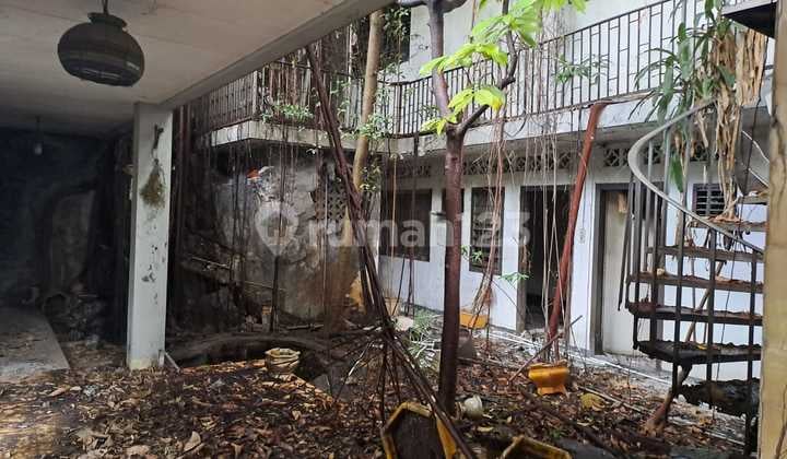 Strategic Old Land and House in Gambir Need to Be Rebuilt