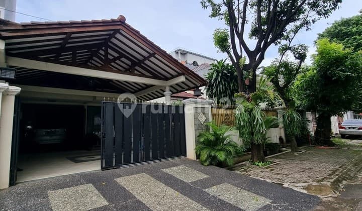 Rumah Di Jual Di Senopati Kebayoran Baru di Pujasera Blok S, Jl. Birah III, Rawa Barat, Kebayoran Baru, Kota Jakarta Selatan, DKI Jakarta, Indonesia, 12180, Senopati
