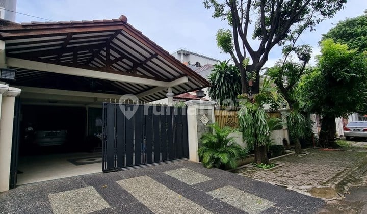 Rumah Di Jual Di Senopati Kebayoran Baru di Pujasera Blok S, Jl. Birah III, Rawa Barat, Kebayoran Baru, Kota Jakarta Selatan, DKI Jakarta, Indonesia, 12180, Senopati