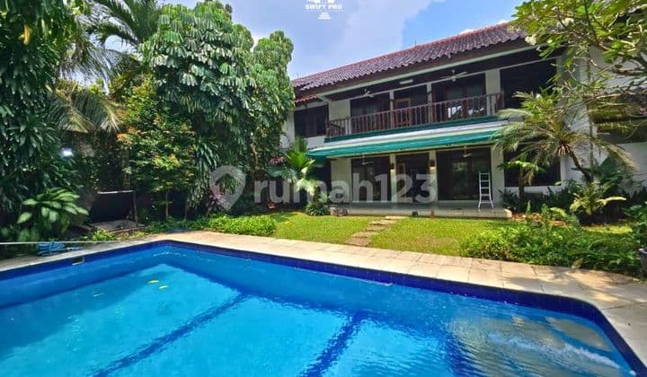 A house in East Kemang with a classic design in a quiet and green area, located in a strategic neighborhood.
