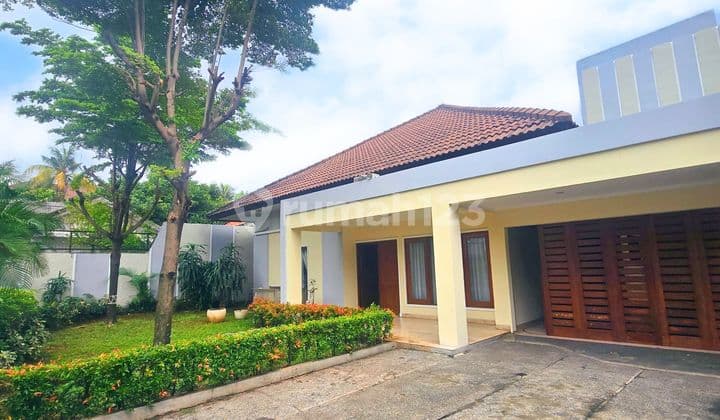 Disewa Rumah Area Kemang Dengan Lingkungan Tenang dan Halaman yang Luas