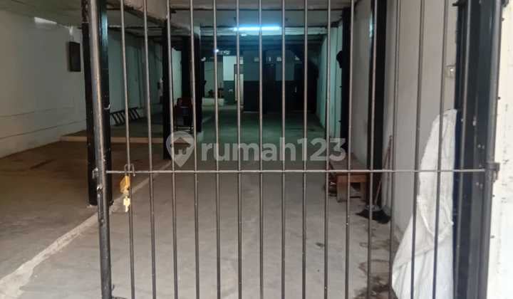 Rumah Kontrakan Senen, Jakarta Pusat. jalanan besar.