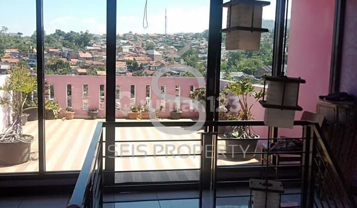 Rumah 3 Lantai Bagus SHM di Cimenyan, Bandung Siap Huni