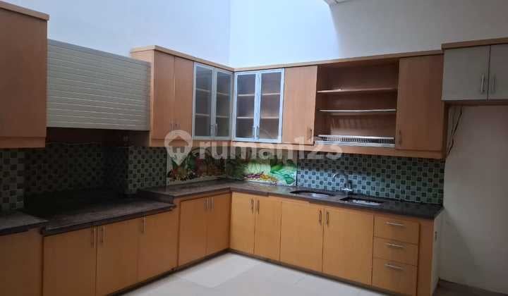 Pluit Putra Dalam Sewa Rumah uk 10x20, 3 lantai kondisi siap huni