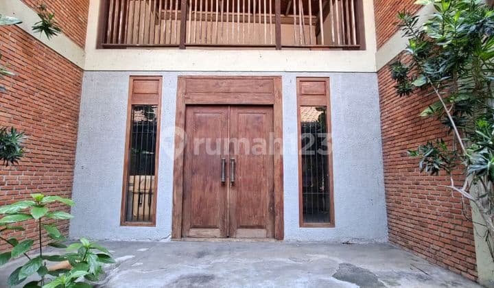 Rumah Bagus Luas 2½ Lantai di Ciputat dengan LT 480 M2 LB 254 M2 Surat SHM