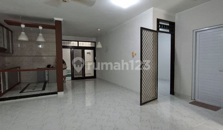 Rumah Cantik di KT 4+1 KM 2+1, LT 200 m2 LB 240 Surat SHM @Graha Raya