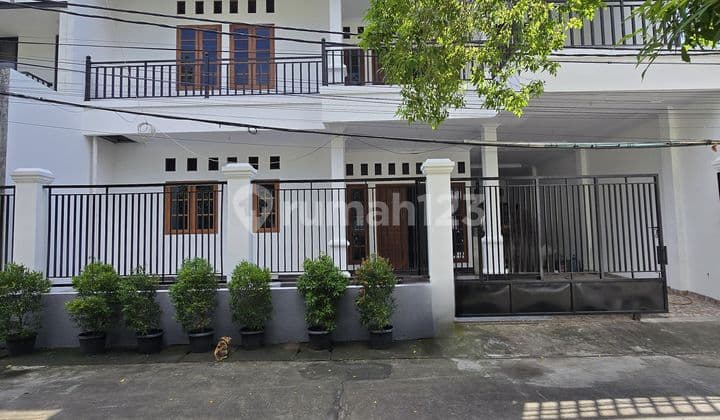 Rumah Strategis Dalam Komplek Bebas Banjir Di Duren Sawit