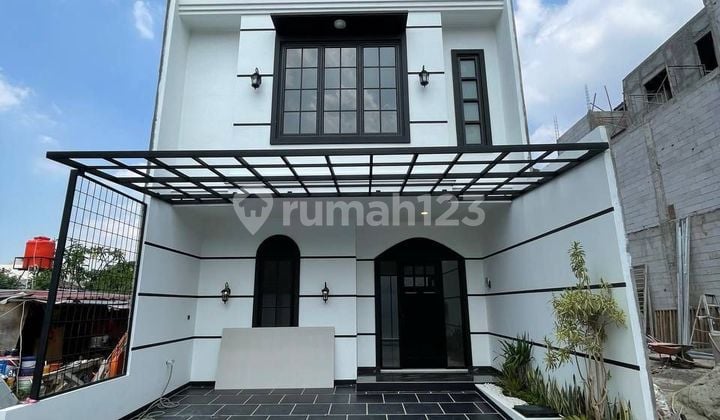 Rumah 3 Lantai Ada Rooftop Dan Kolam Renang Pribadi di Joglo