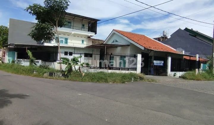 Rumah usaha siap huni, 3 lantai, lokasi pusat kota, di Jemur Andayani