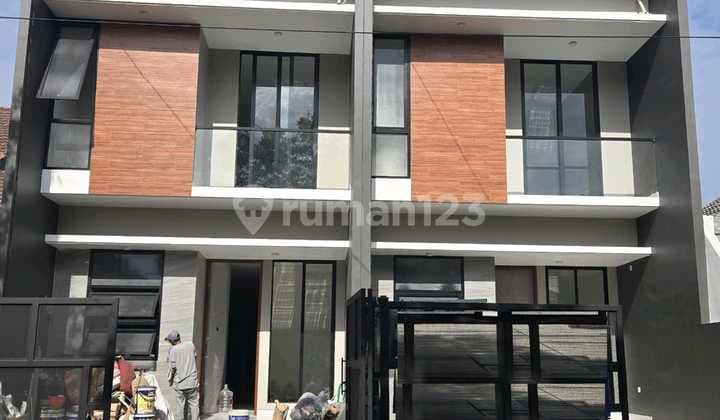 Rumah Dijual 2 Lantai Baruk Utara Rungkut 2,3M LT 115 LB 180 4+1Kt SHM Hunian Modern Row 3 Mobil Rev.a321