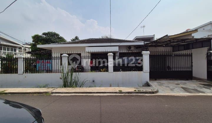 Quick Sale Hook House Spacious Suitable for Investment in Strategic Location Taman Kedoya Baru