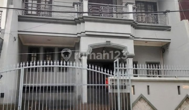Rumah Strategis 2 Lantai Fully Furnished Siap Huni Lokasi Tanjung Duren