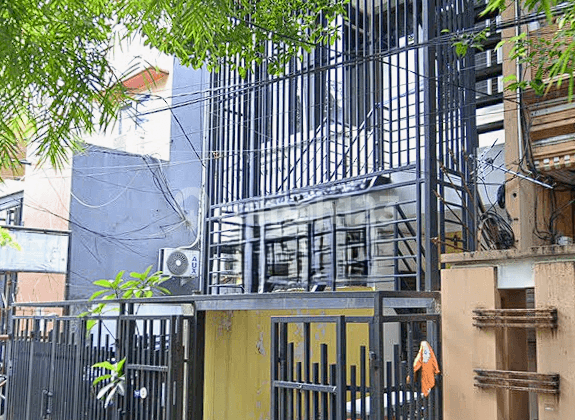 Rumah + Ruang Usaha + 4 Kamar Kost di Lokasi Strategis Tanjung Duren, Jakarta Barat