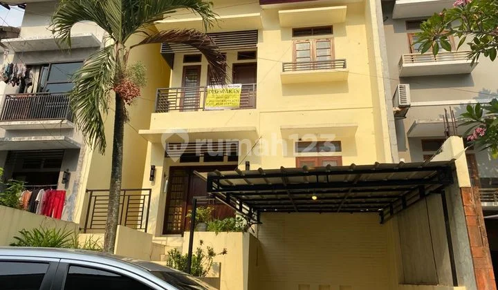 Disewakan Rumah 3 Lantai di Perumahan Panorama Cinere - Lokasi Nyaman & Strategis