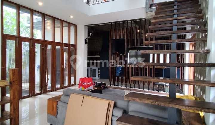 Rumah Besar Semi Furnish di Condongcatur Dekat Pakuwon Mall, Jih, Polda Diy, Upn, Ugm,, Sanata Darma, Dll