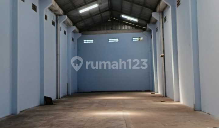 Gudang Akses Kontainer di Dekat Rinoad Selatan, Terminal Giwangan, Dll