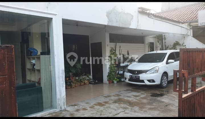 Kebayoran Baru house..strategic location