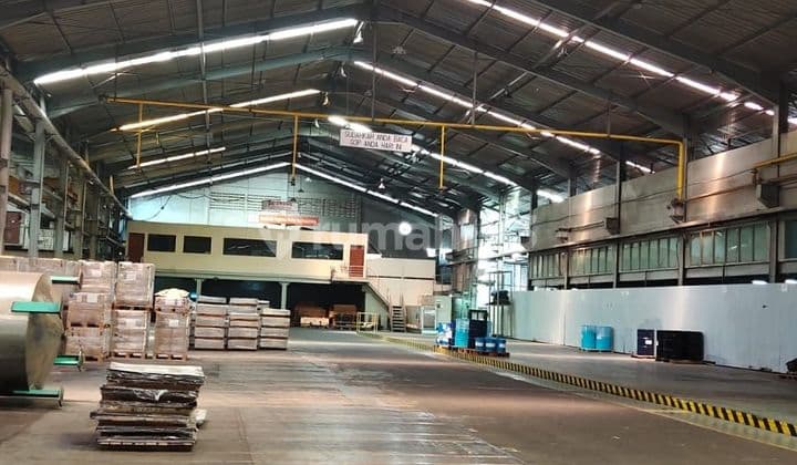 Gudang kemasan kaleng area komersil pergudangan