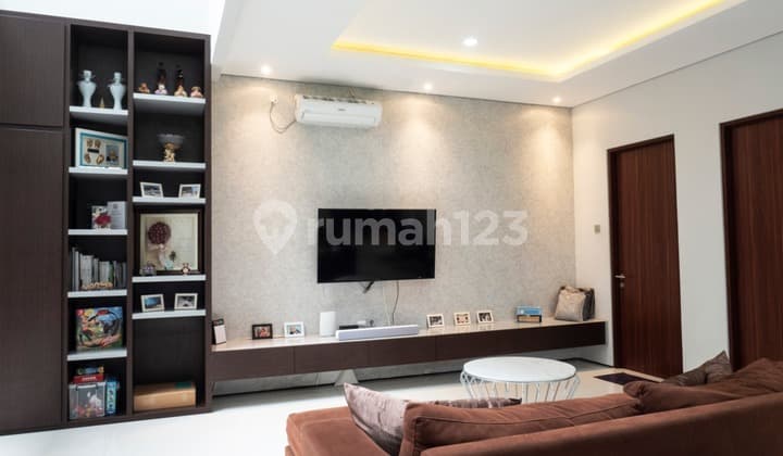 Dijual Rumah Hoek Taman Semi Furnished di The Icon Bsd City