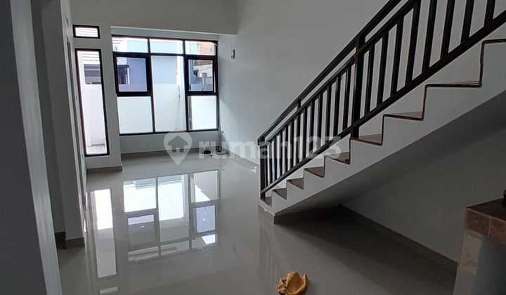 Rumah Cantik SHM Dekat Pusat Perbelanjaan Siap Huni Pinus Regency