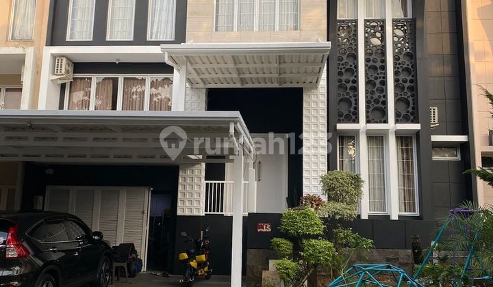 Di jual Rumah cantik 3 lantai split level langsung huni di Grand Wisata