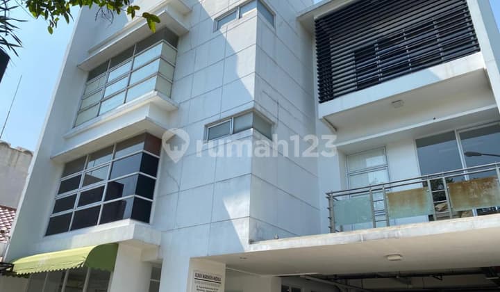 Gedung 3 Lantai di Menteng Cocok untuk Usaha
