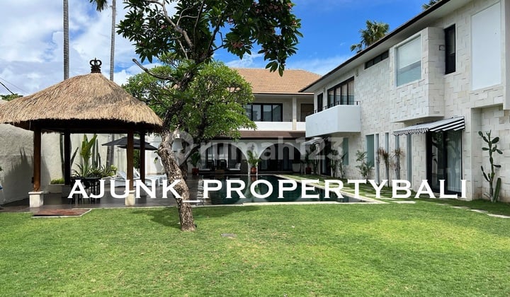 Modern Luxury Villa 500 meters to Batu Belig Beach Seminyak
