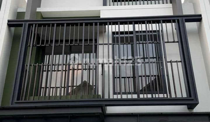 For sale house in Leonora, Gading Serpong, with attic room, east facing.