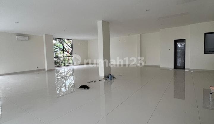 Disewakan Ruko Gandeng Pinggir Jalan, Free Parkir, 3 Lantai, Sudah Jebol