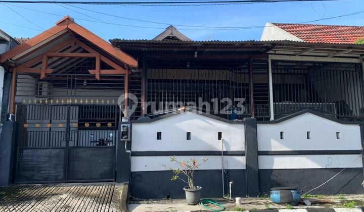 Rumah Indah di Surya Inti Permata, Juanda, Sidoarjo, Siap Huni Luas Tanah: 125 M2 (10 X 12,5 M) Luas Tanah: 120 M2 Spesifikasi: Bangunan Lengkap Hak Milik 3 Kamar Tidur 1 Kamar Mandi 1 Dapur Bersih 1 Dapur Kotor 1 Ruang Serbaguna Lantai Granit Penuh Listr