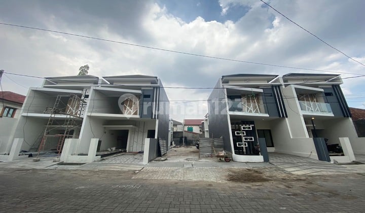 Luxury House Near Petra Ubaya, Jemursari, Ayani, Tenggilis, Surabaya