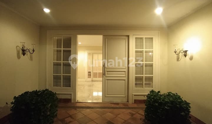 Lokasi Strategis 3 Kamar Tidur Dengan Kolam Renang Dan Halaman Belakang