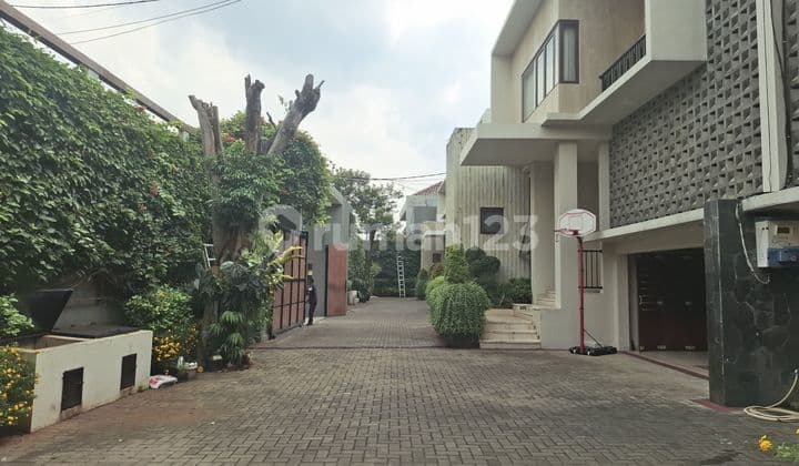 Disewakan Rumah Dalam Compound Dengan Kolam Renang Dan Taman Kemang Jakarta Selatan
