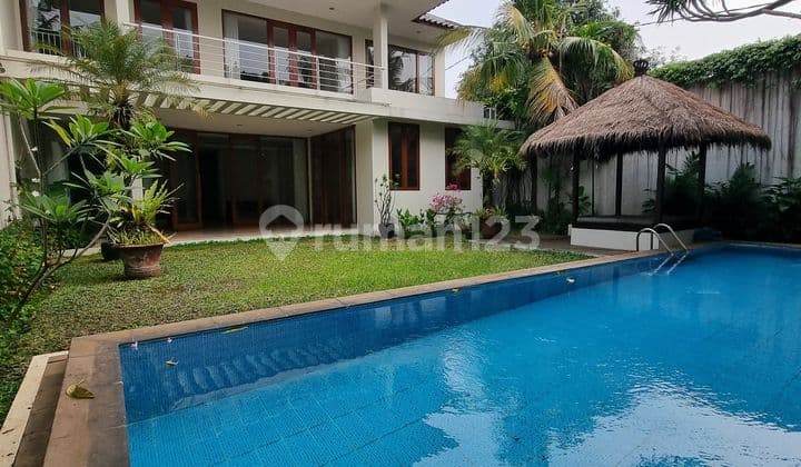 Disewakan Rumah dengan Kolam Renang dan Taman di Kemang Jakarta Selatan