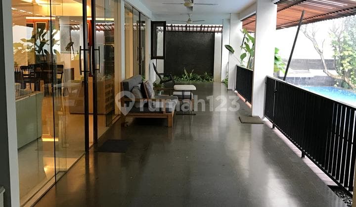 Disewakan Rumah dengan Taman dan Kolam Renang di Permata Hijau