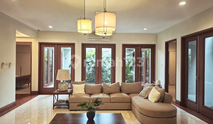For Sale ! Rumah Tropical Fully Furnished dengan Area Parkir Luas