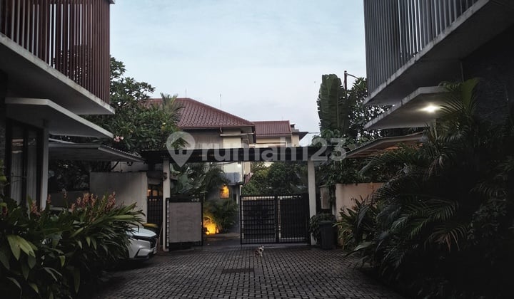 Rumah Minimalis dengan Kolam Renang Dalam Townhouse