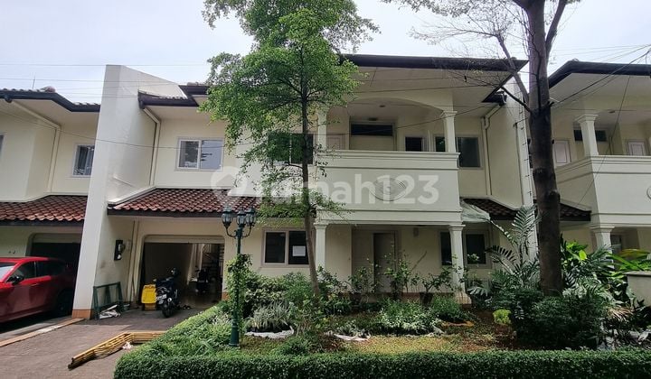 Disewakan Rumah Dalam Compound Dengan Taman Dan Kolam Renang