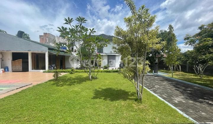 Rumah Villa Kolam Renang Tanah Luas Lega