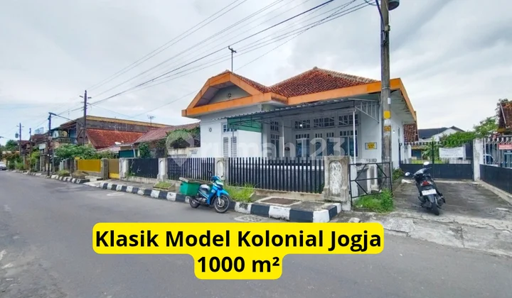 Dutch Colonial House 1000 Square Meters City