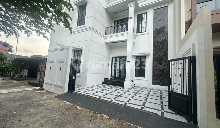 Ready-to-Occupy House Near UGM Classic Modern Design