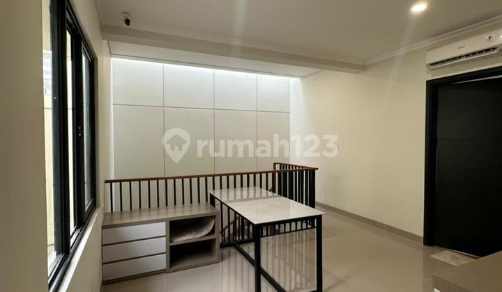 Rumah 2 Lantai Cantik dan Terawat Gading Serpong ( Nat )