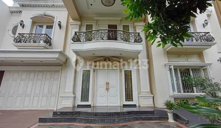 Rumah Besar Semi Furnished di Kebon Jeruk, Jakarta Barat